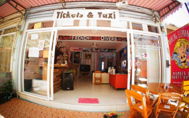 Dancing Elephant N 1 Party Hostel