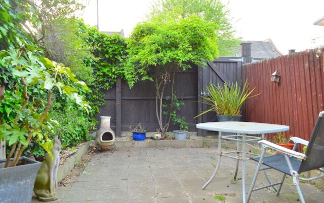 Spacious 2 Bedroom House With Garden in Islington