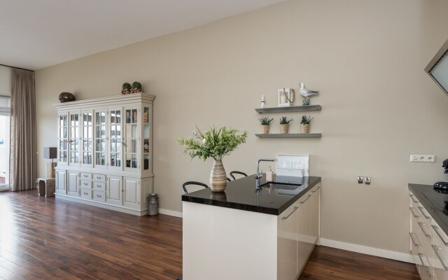 Luxurious 6-person Apartment in Grevelingenmeer Marina
