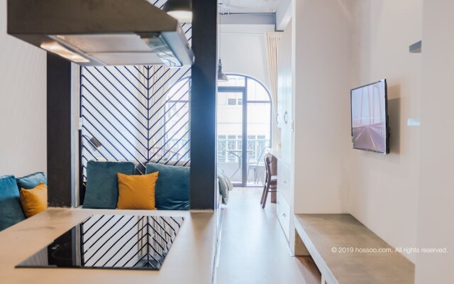 Parfait Studio private Balcony CBD