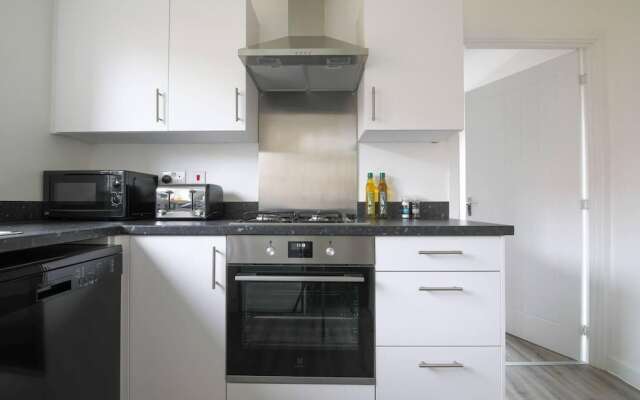 Beautiful 4-bed House 15 Mins to Cardiff & Newport