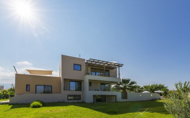 "xenos Villa 2. With 5 Bedrooms , Private Swimming Pool, Near the sea in Tigaki"