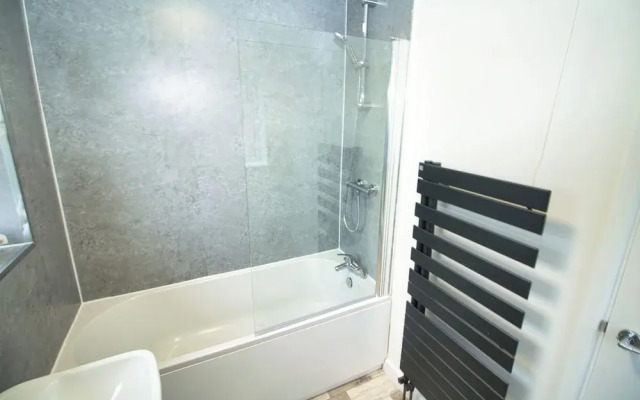 Spacious 3 Bed House - Newly Refurbished
