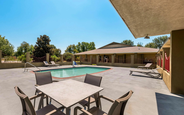 Best Western Delhi Inn