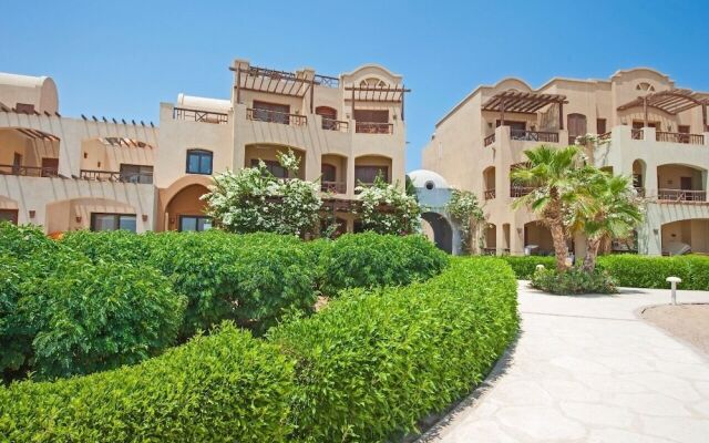 Apartment Overlooking Pool & Lagoon