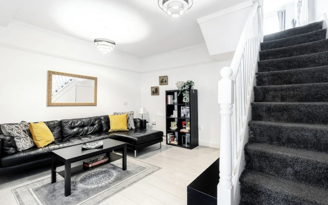 Beautiful 4-bed House With Garden in London