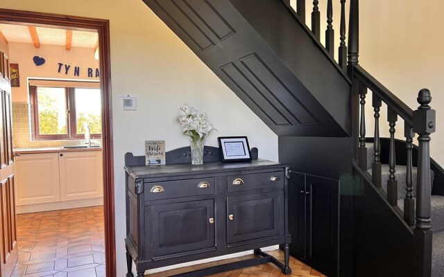 4 Bedroom Detached Farmhouse Mountain Views