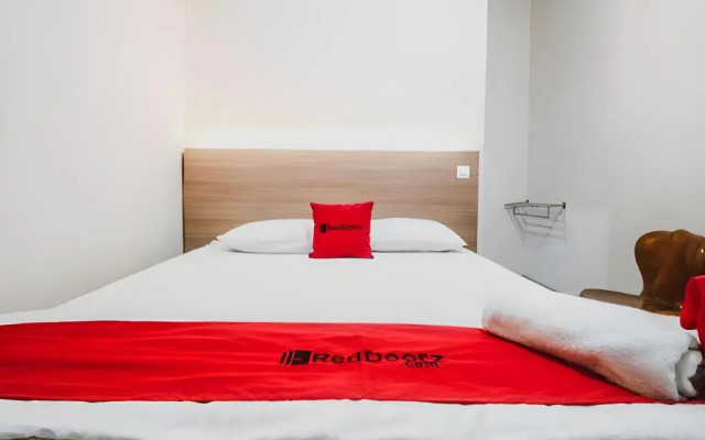 RedDoorz Plus near WTC Batanghari Mall