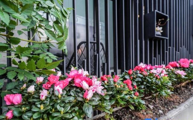 Weiting Hotel (Shanghai People's Square Subway Station Changzheng Hospital Branch)