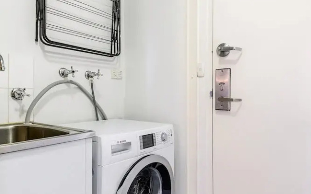 Chic 2-bed Apartment Near Albert Park