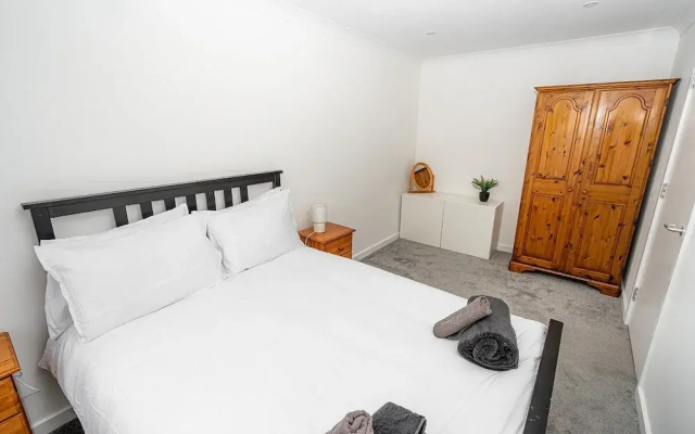 Modern 2-bed Home With Driveway Basingstoke