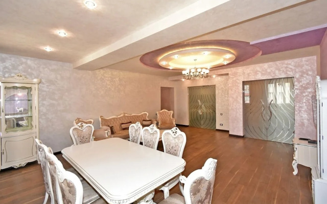 North Ave. apartment by Luxe Group HH777