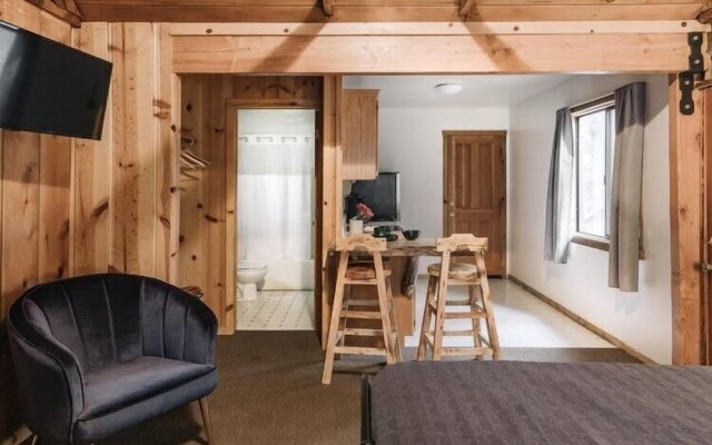 2411 - Oak Knoll Duplex Studio #14 1 Bedroom Cabin by RedAwning