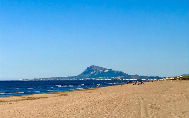 Villa en Oliva Nova, jardín privado a 100m de la playa