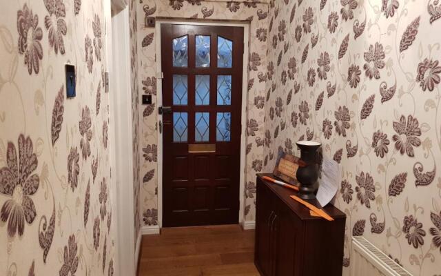 Spacious Bungalow in Romford with parking