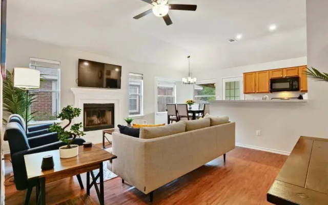 Cozy Getaway, Minutes from Austin!