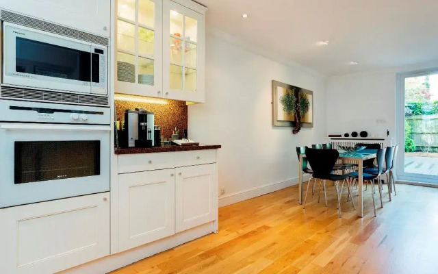 Veeve  4 Bed House On Santos Road Putney