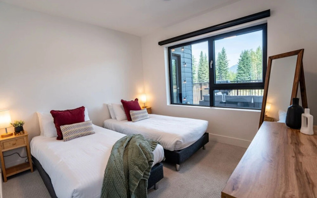 Huckin' Harry's by Revelstoke Vacations