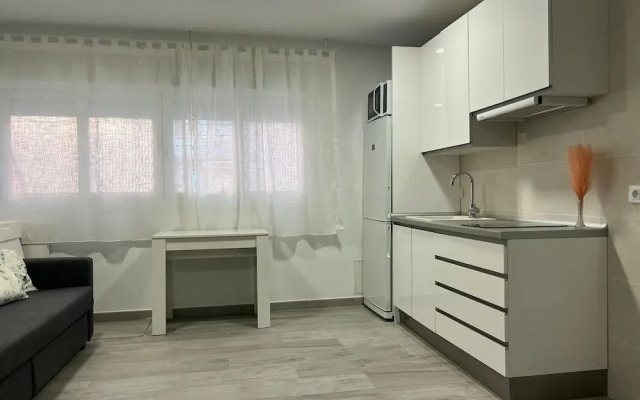 Cozy Apartment up to 6 Persons 3 min to Metro