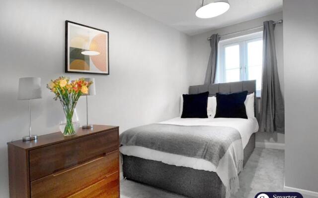 Wokingham - 2 Bed Stylish House, Central - Parking