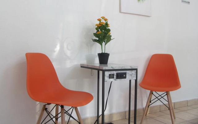 Henry's GuestHouse - Hostel