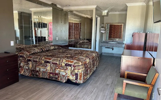 Passport Inn & Suites Corona Hotel