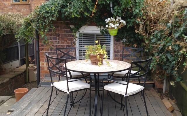 Captivating 2-bed House in Nuneaton