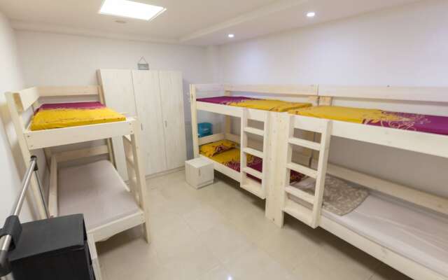 Mevaser - Christian Guest House - Hostel