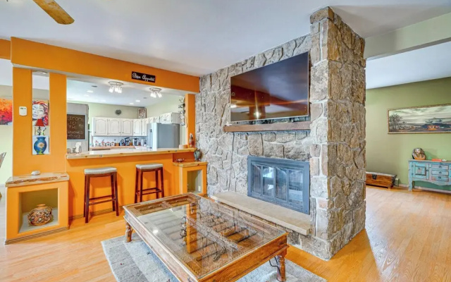 Breweries, Hiking Trails & Museums: Monument House