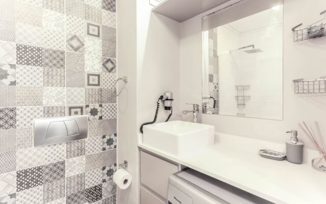 Lagoon Beach by  Cape Town Holiday Apartments