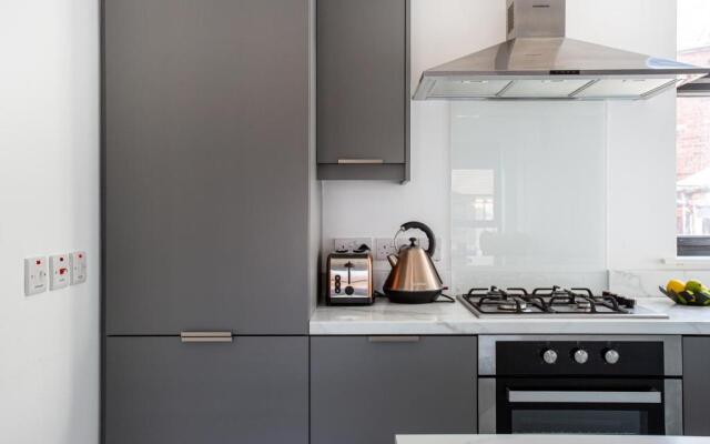 Modern Luxury Apartment, Sleeps 6, Best Location