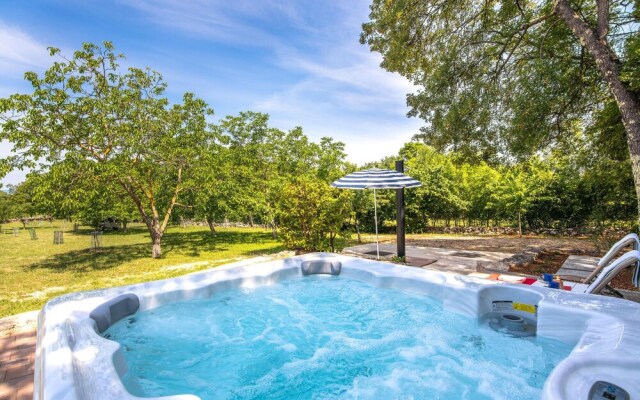 Stunning Home in Ostrobradic With Wifi and 2 Bedrooms