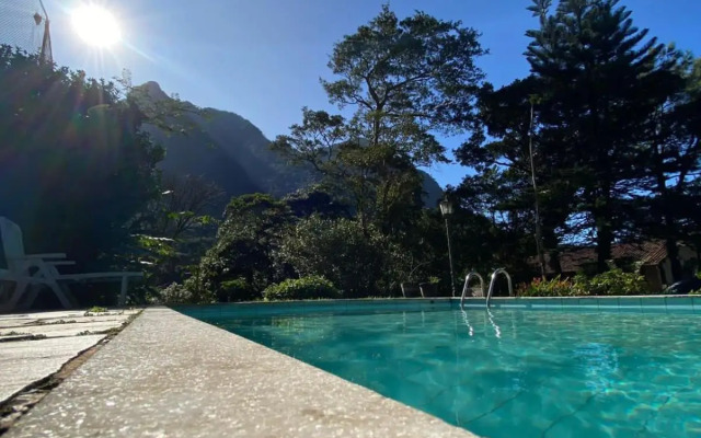 Sítio com piscina e lareira