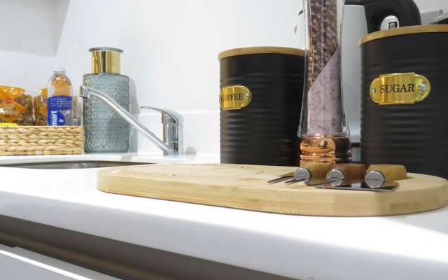 Tudors eSUites Birmingham Apartments Terrace and Private Parking