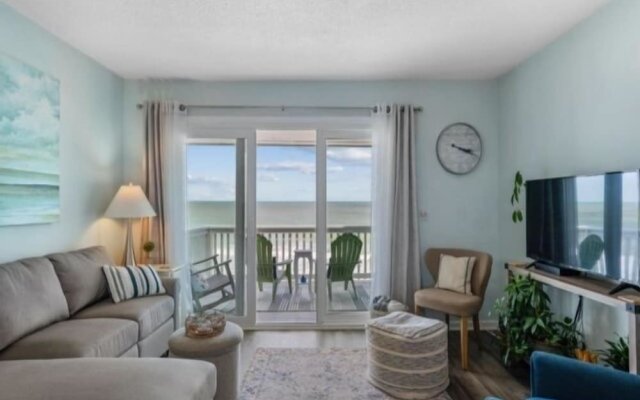 Seaside Sunrise-oceanfront Beach Chic Condo! 1 Bedroom Villa by Redawning