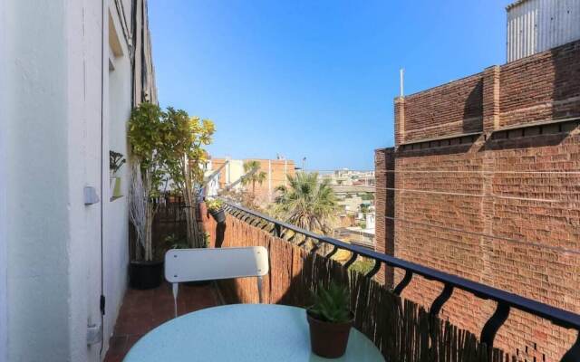 New! Bright 2 Bed Easily Connected to the Center
