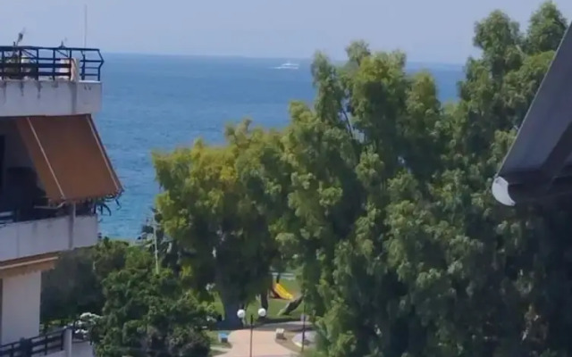 Spacious Seaside Flat at Alimos
