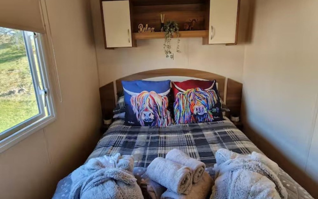 Cabin- Sleeps 8- Hot Tub, Free Parking, Wifi, Pets