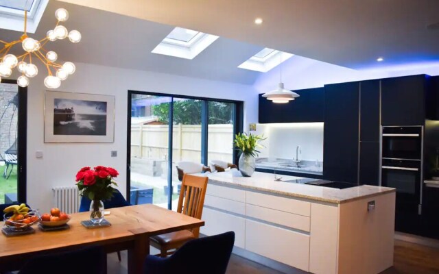Spacious 5 Bedroom Home Near the Beach With Parking