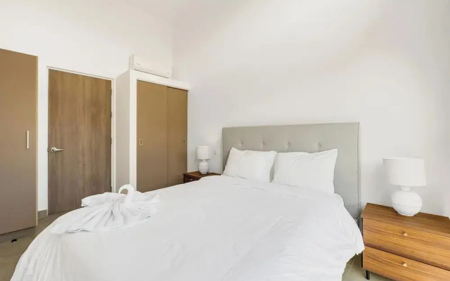 8 min walk to Beach Pool & Golf