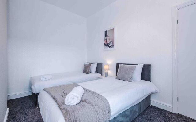 Comfy Four Bedroom House with parking