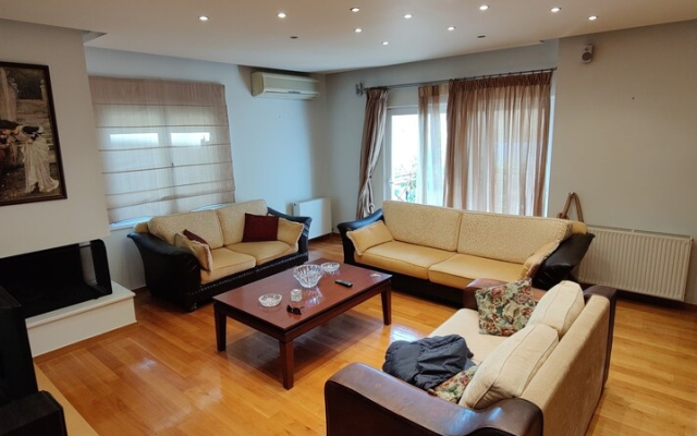 3br maisonette close to metro station