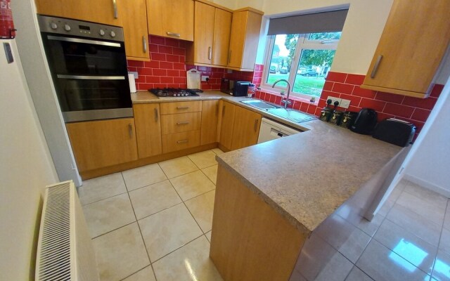 Leominster 3 Bedroom House, Parking Garden Private