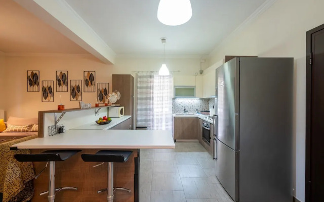 Charming 2BR retreat near market & beach