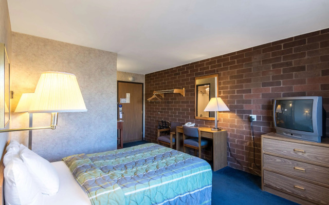 Motel 6 Eau Claire, WI