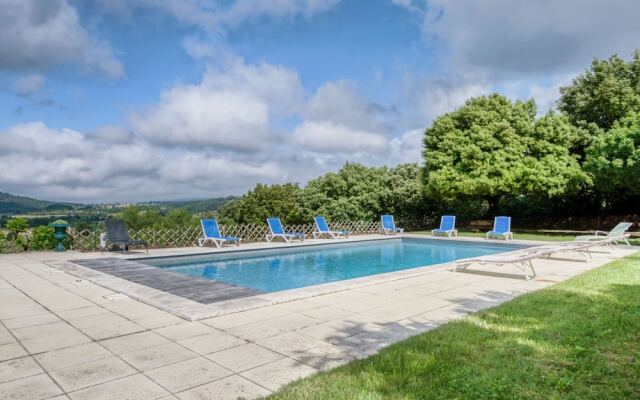 Quaint Holiday Home in Rustrel With Swimming Pool