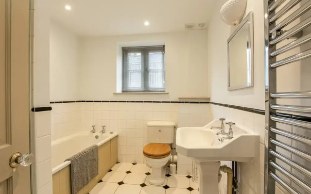 Priory Courtyard - 3 Bedroom Escape