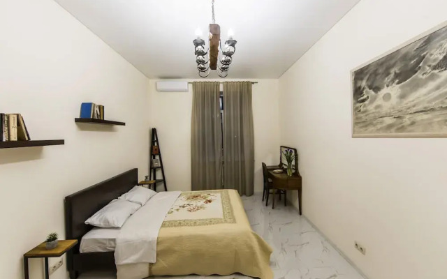 Antique Art Apartment at Khreschatyk