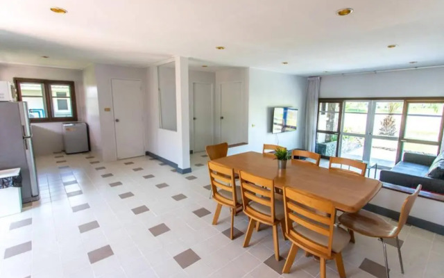 F4 Beach house Kitchen BBQ 3 bedrooms Large yard