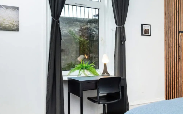 1 Bedroom Apartment-free Parking